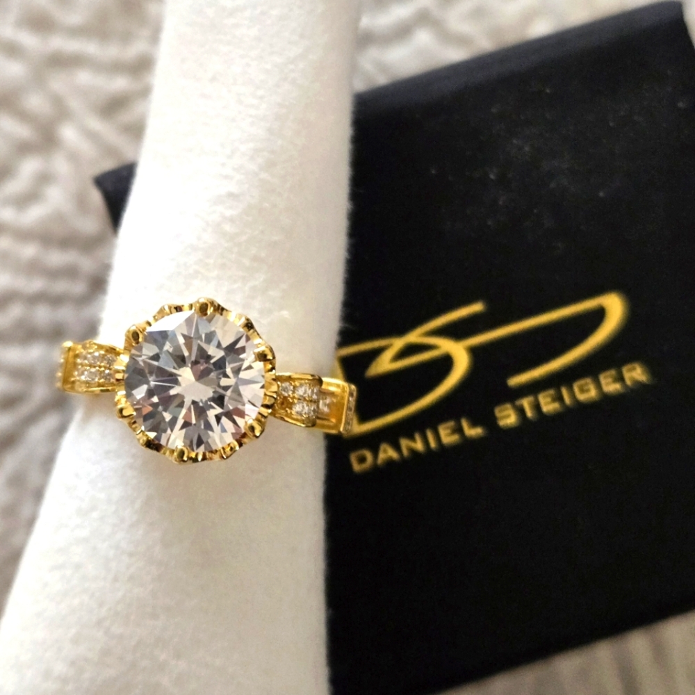 Elegant Cocktail Ring (Fine Fashion Jewelery)